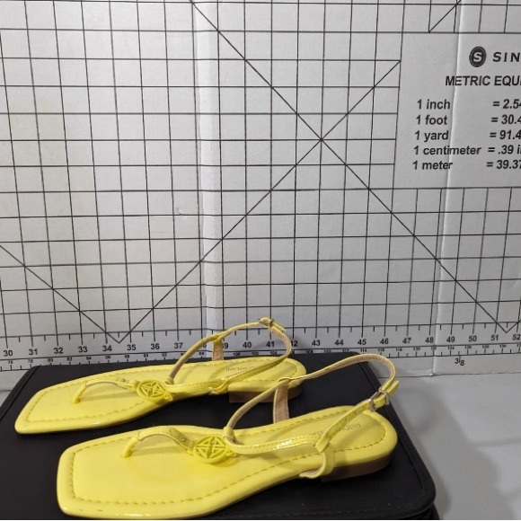 NEW Size 7.5M Womens Antonio Melani Ankle Strap Flats Sandals Lime - Picture 2 of 7